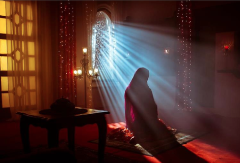 امرأة مسلمة تصلي